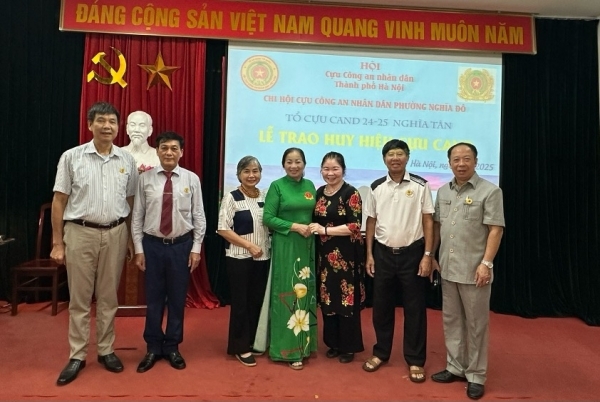 Hà Nội: Chi hội Cựu CAND phường Nghĩa Đô trao Huy hiệu cho hội viên