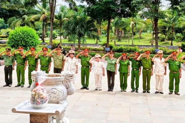 Hội Cựu CAND tỉnh Khánh Hòa tổ chức về nguồn, viếng nghĩa trang liệt sỹ đồi 82