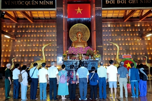Đoàn Cựu CAND tỉnh Khánh Hoà thăm khu di tích Địa đạo Củ Chi, dâng hương tại Đền Bến Dược