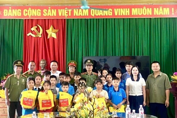 Chi hội Cựu CAND phường Cầu Giấy hỗ trợ học sinh Lạng Sơn khắc phục hậu quả của bão số 11