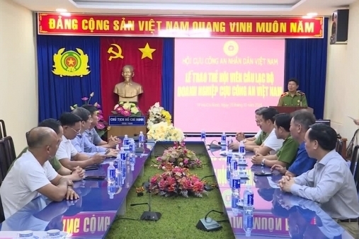 Kết nạp hội viên mới và trao thẻ Câu lạc bộ doanh nghiệp Cựu CAND Việt Nam