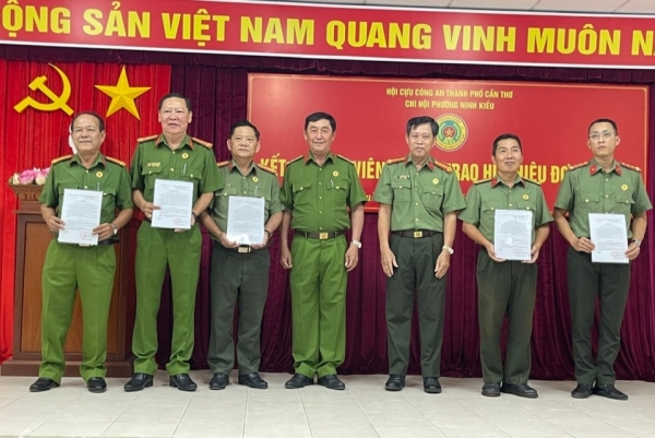 Cần Thơ: Chi hội Cựu CAND phường Ninh Kiều kết nạp hội viên mới