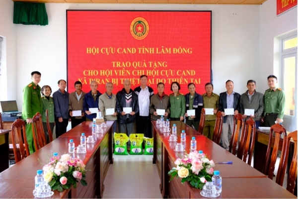 Hội Cựu CAND tỉnh Lâm Đồng trao quà hỗ trợ hội viên bị ảnh hưởng bởi bão lũ