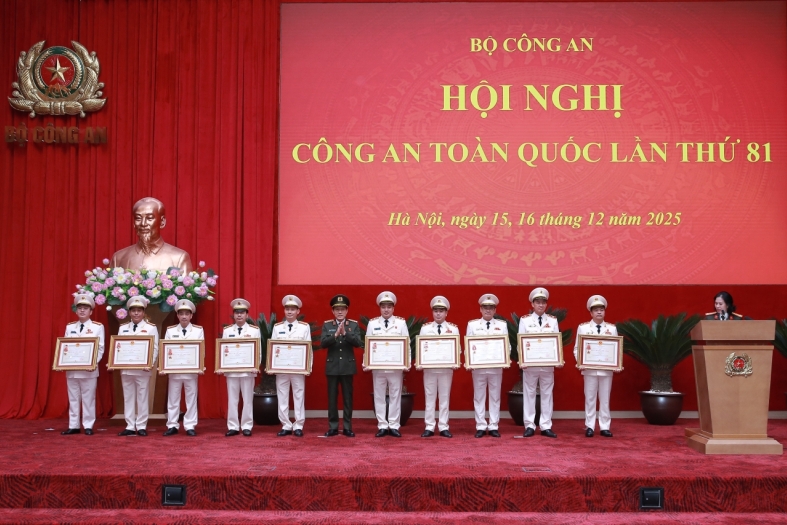 Trao tặng Huân chương, danh hiệu Chiến sĩ thi đua toàn quốc, Cờ thi đua của Chính phủ và Bộ Công an