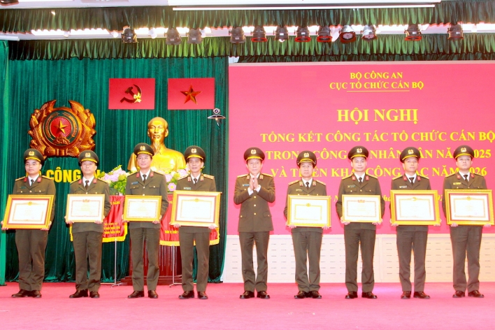 Quyết tâm chính trị cao nhất, hoàn thành xuất sắc nhiệm vụ công tác cán bộ