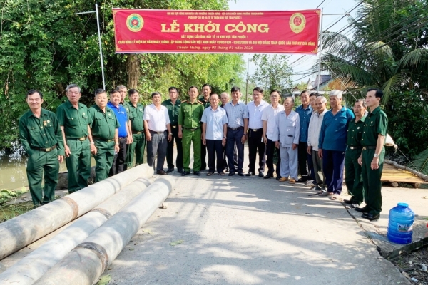 Cần Thơ: Chi hội Cựu CAND phường Thuận Hưng phối hợp vận động xây cầu phục vụ người dân