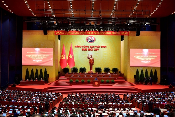 Các đại biểu thảo luận tại hội trường về các văn kiện Đại hội XIV