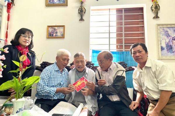 Khánh Hòa: Chi hội Cựu CAND phường Nha Trang thăm, chúc Tết hội viên