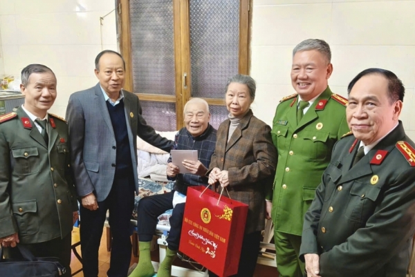 Thượng tướng Lê Quý Vương thăm và chúc Tết cán bộ Tiền khởi nghĩa