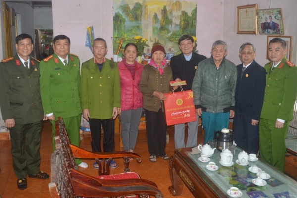 Trung tướng Trần Văn Nhuận thăm hỏi, tặng quà hội viên cựu CAND tại xã Vị Xuyên