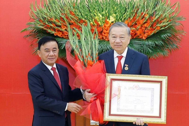 Trao Huy hiệu 45 năm tuổi Đảng tặng Tổng Bí thư Tô Lâm