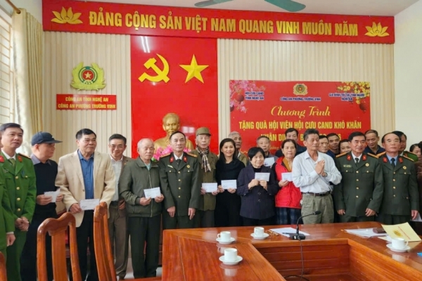 Hội Cựu CAND tỉnh Nghệ An tặng quà hội viên đặc biệt khó khăn dịp Tết Bính Ngọ 2026