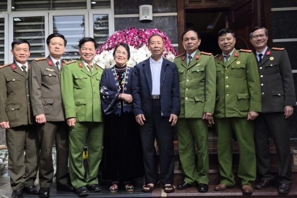 Ban Thường vụ Hội Cựu CAND tỉnh Phú Thọ mừng thọ 80 tuổi đồng chí Hoàng Xuân Cừ