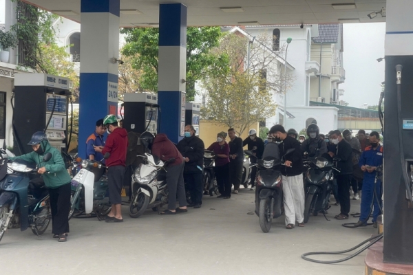 Bộ Công Thương kiến nghị khẩn trương bình ổn giá xăng dầu