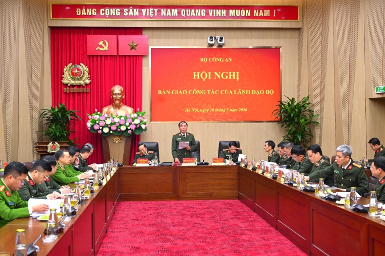 Lãnh đạo Bộ Công an bàn giao công tác xây dựng lực lượng Công an nhân dân