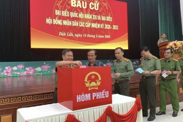 Rộn ràng những lá phiếu trong ngày bầu cử sớm