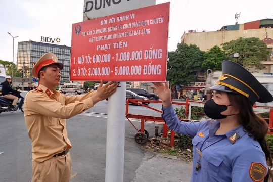 Cảnh sát giao thông Hà Nội gắn biển tuyên truyền bảo đảm trật tự ATGT đường sắt