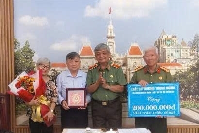 Luật sư Trương Trọng Nghĩa cùng Phu nhân ủng hộ 200 triệu đồng cho Hội Cựu CAND TP.HCM