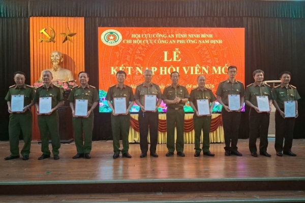 Ninh Bình: Chi hội Cựu CAND phường Nam Định kết nạp hội viên mới