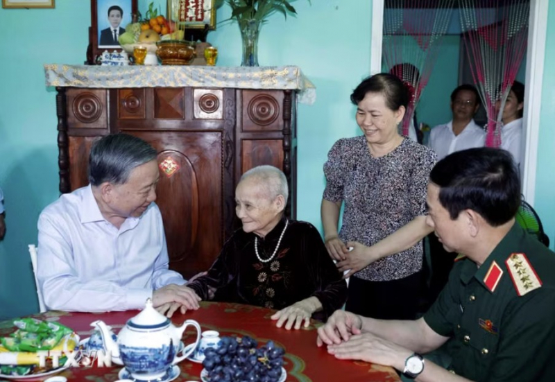 Tổng Bí thư, Chủ tịch nước thăm các nguyên lãnh đạo Đảng, Nhà nước và Mẹ Việt Nam Anh hùng -0