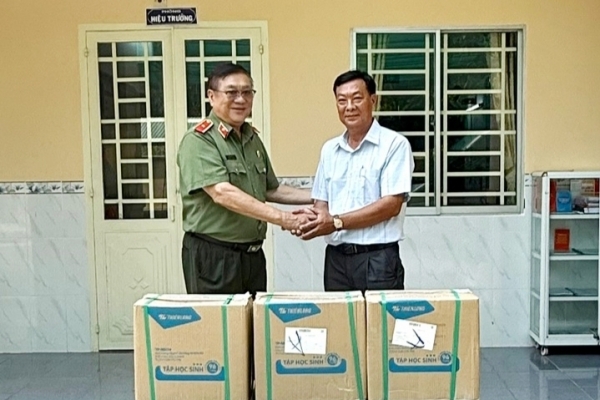 Hội Cựu CAND TP Cần Thơ đồng hành và biểu dương học sinh vùng khó vượt khó học giỏi
