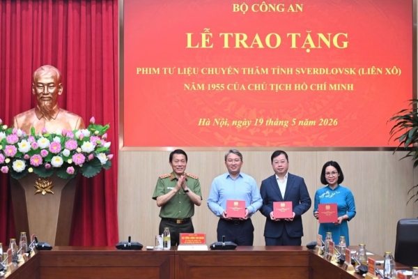 Bộ Công an trao tặng Phim tài liệu về chuyến thăm Liên Xô năm 1955 của Chủ tịch Hồ Chí Minh