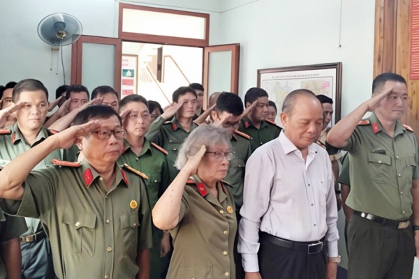 Lớp Trung cấp Lý luận chính trị Trường Đại học ANND dâng hương tri ân các Anh hùng liệt sỹ CAND