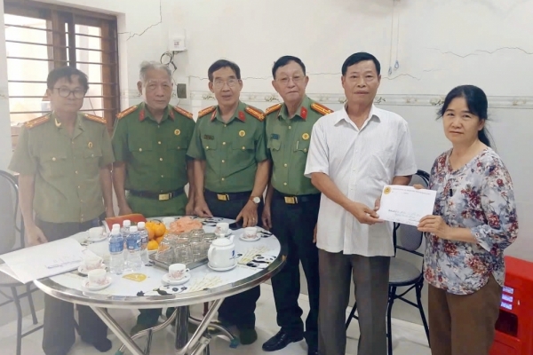 Thăm và trao quà hỗ trợ gia đình hội viên Cựu CAND qua đời vì bệnh hiểm nghèo tại Khánh Hòa