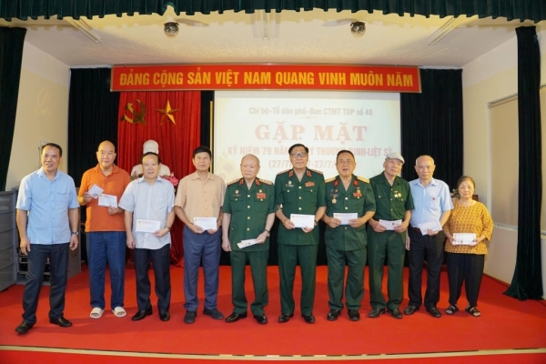 Hà Nội: Chi hội Cựu CAND Tổ 48 phường Nghĩa Đô gặp mặt và trao quà tri ân nhân ngày 27/7