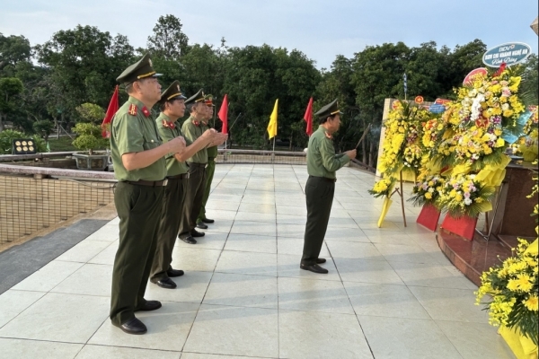 Hội Cựu CAND tỉnh Nghệ An dâng hương, dâng hoa tri ân các Anh hùng liệt sĩ