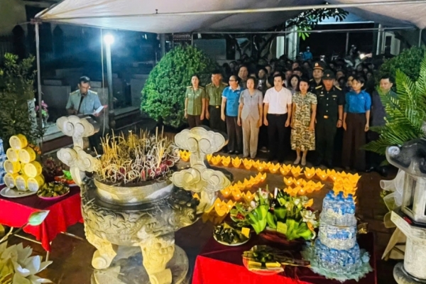 Hà Nội: Hội Cựu CAND phường Dương Nội thắp nến, dâng hương tri ân các Anh hùng liệt sĩ