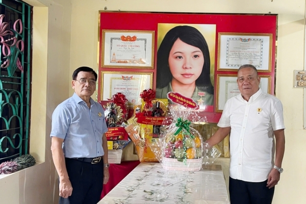 Hội Cựu CAND tỉnh Khánh Hòa thăm và tặng quà hội viên là thương binh, thân nhân liệt sĩ