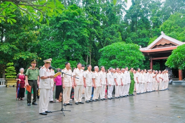 Hội Cựu CAND phường Ba Đình: Bồi đắp truyền thống, thắm thiết nghĩa tình đồng đội qua chuyến đi về nguồn