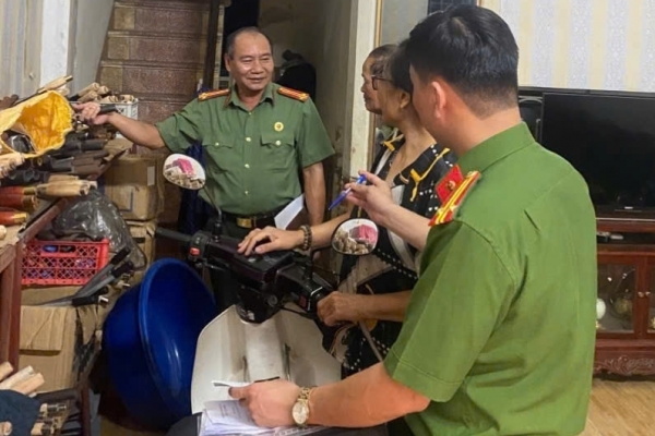 Ninh Bình: Công an và Hội Cựu CAND phường Phủ Lý vận động hộ kinh doanh ký cam kết bảo đảm ANTT