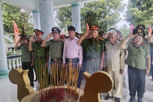 Sức lan tỏa từ buổi sinh hoạt chính trị về nguồn của Phụ nữ Công an tỉnh Vĩnh Long