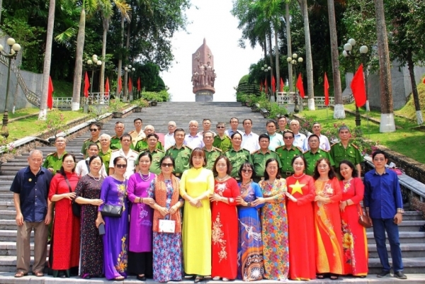 Hội Cựu CAND phường Phú Diễn (Hà Nội) dâng hương báo công tại Tân Trào và ATK Định Hóa