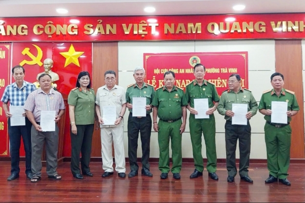 Vĩnh Long: Hội Cựu CAND phường Trà Vinh kết nạp hội viên mới