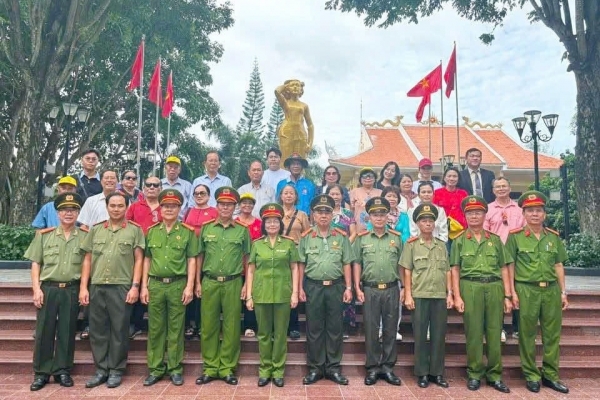 Hội Cựu CAND phường Chợ Lớn, TP.HCM dâng hương tưởng niệm Anh hùng liệt sĩ Võ Thị Sáu