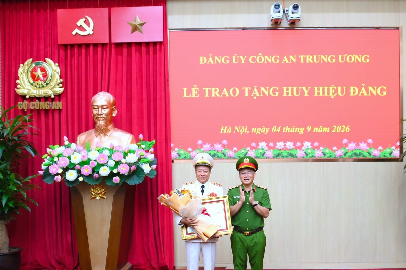Thượng tướng Lê Quý Vương được trao tặng Huy hiệu 45 năm tuổi Đảng