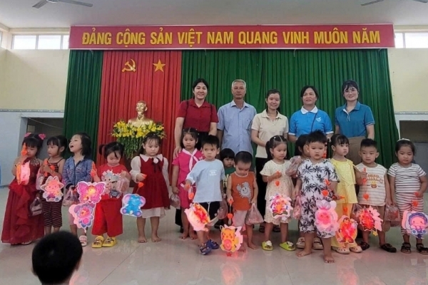 Vĩnh Long: Hội Cựu CAND xã Mỹ Long chăm lo Tết Trung thu cho các cháu thiếu nhi ấp Bến Đáy