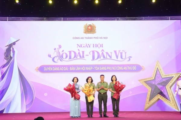 Ngày hội áo dài, dân vũ của phụ nữ Công an Thủ đô