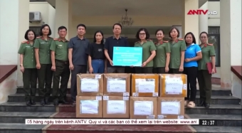 Hội phụ nữ CAND trao quà hỗ trợ khắc phục hậu quả thiên tai