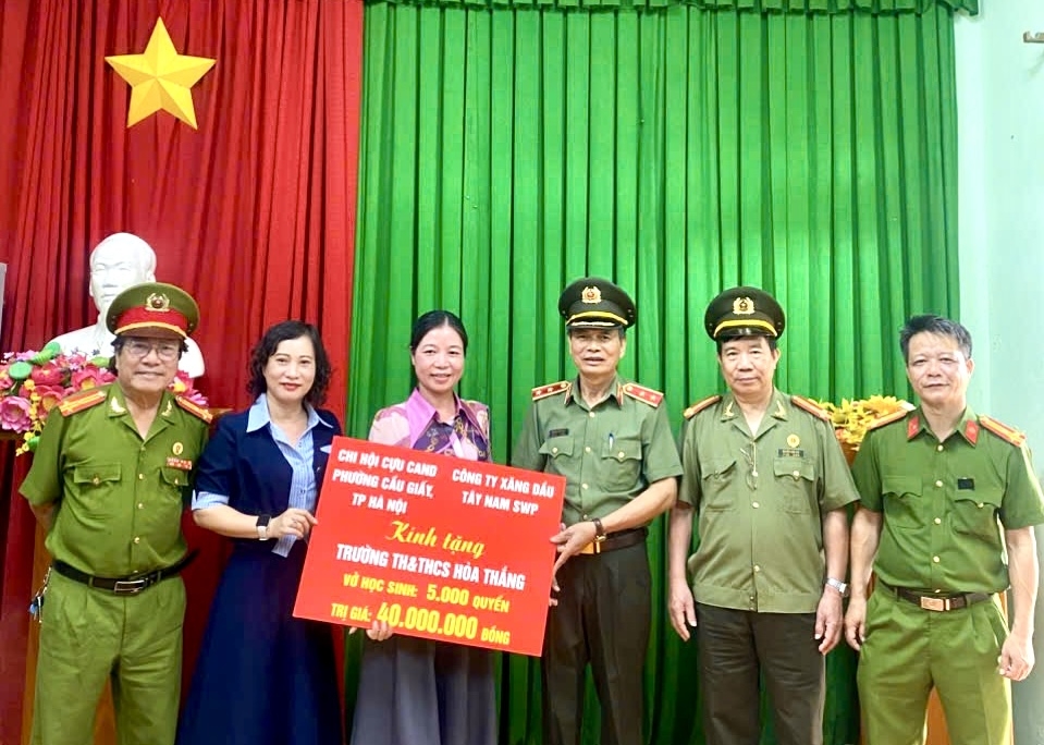 Chi hội Cựu CAND phường Cầu Giấy hỗ trợ học sinh Lạng Sơn khắc phục hậu quả của bão số 11