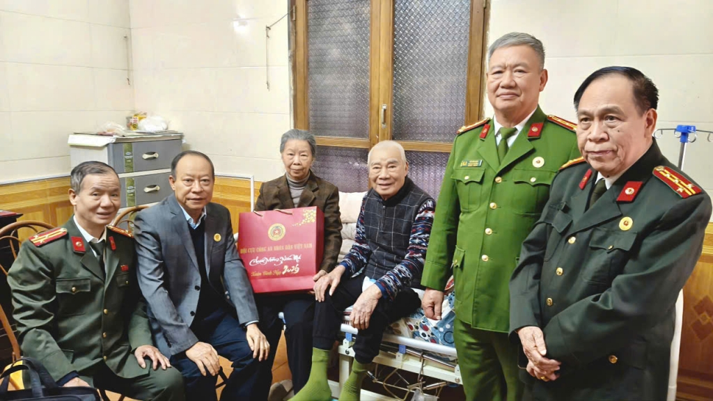 Thượng tướng Lê Quý Vương thăm và chúc Tết cán bộ Tiền khởi nghĩa